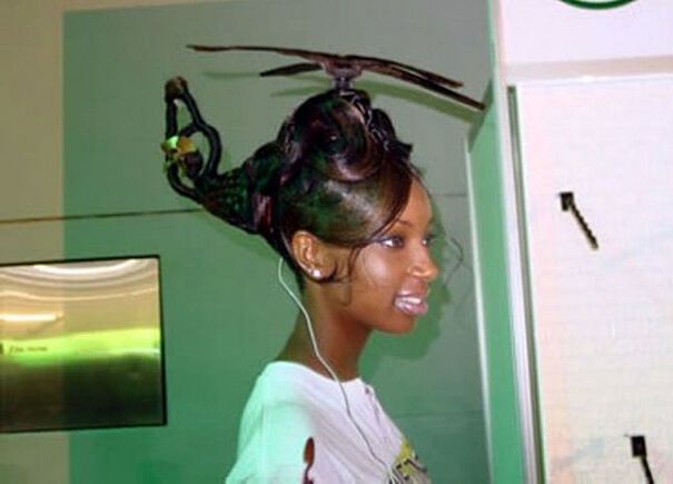 Школярка зробила зачіску в формі галікоптера