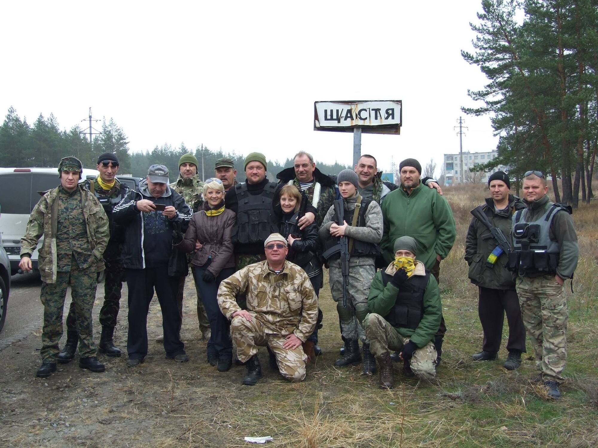 Тимур (у центрі) з побратимами і волонтерами