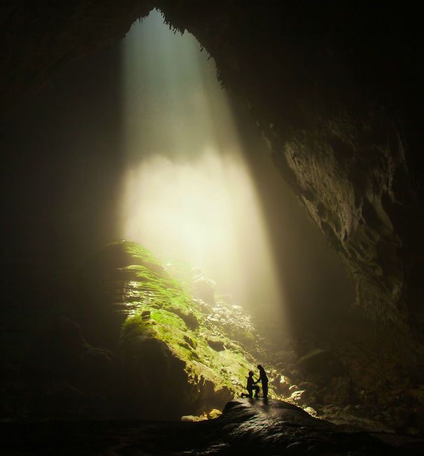 Парень сделал предложение в самой глубокой пещере мира.