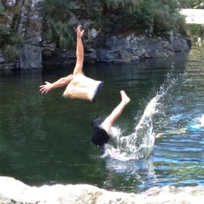 Друзі сфотографували хлопця, коли він пригав в воду