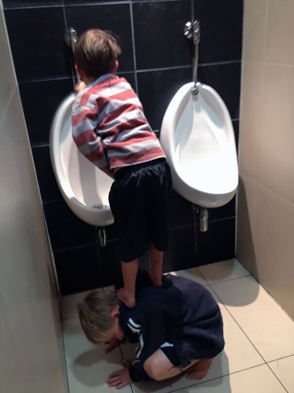 Хлопці допомагають одне одному
