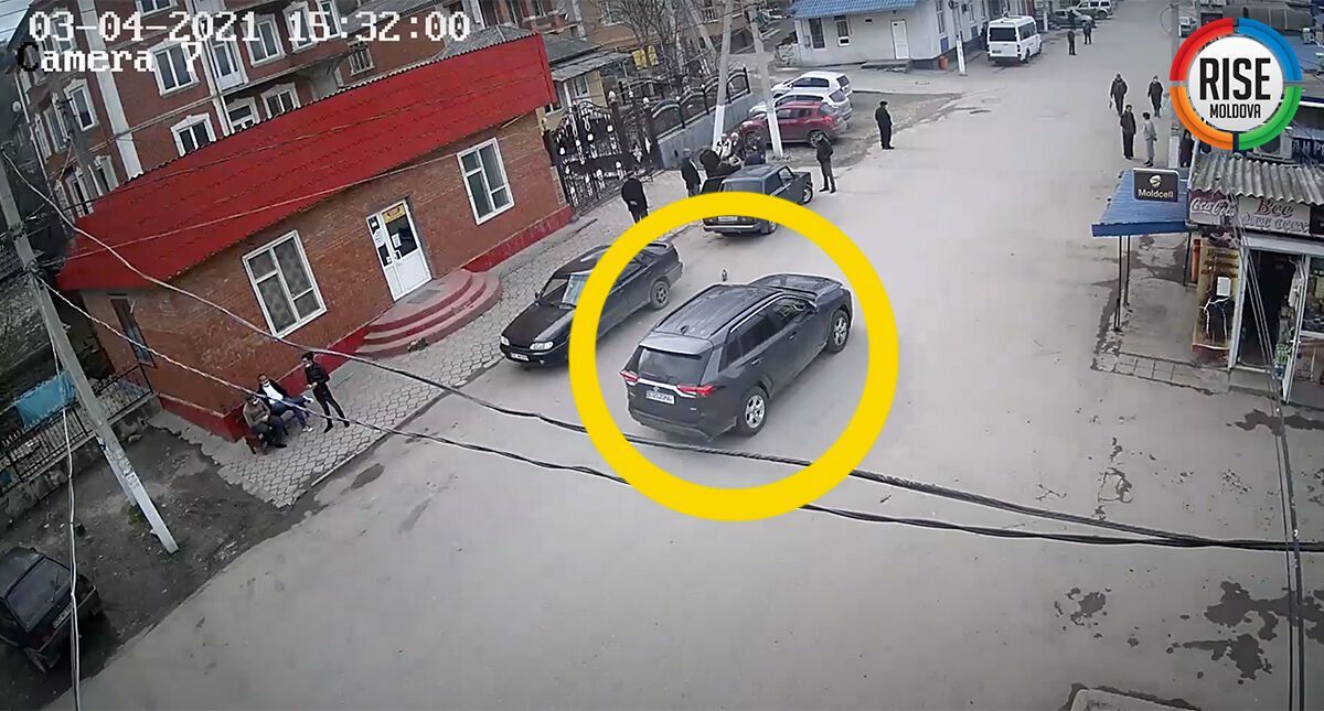 Toyota Rav4 возле пункта пропуска в Атаках.