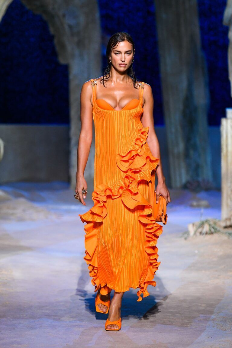 Модное платье в оранжевом цвете от Versace