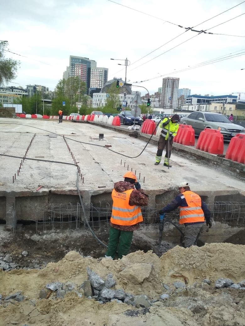У "Київавтодорі" показали, як ремонтують дороги в Києві.