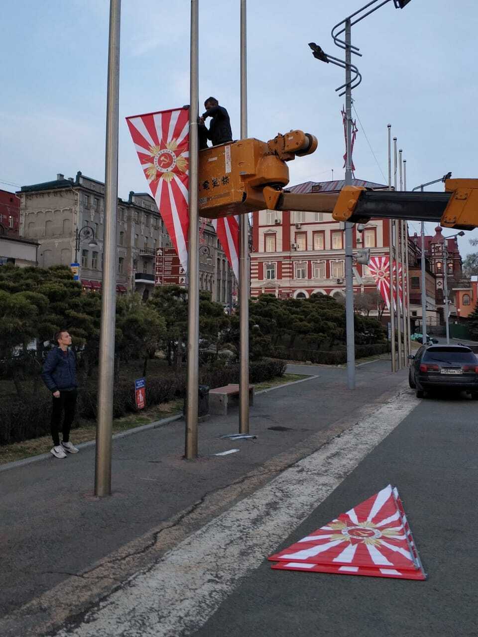 Во Владивостоке к 9 мая развесили флаги ВМС Японии