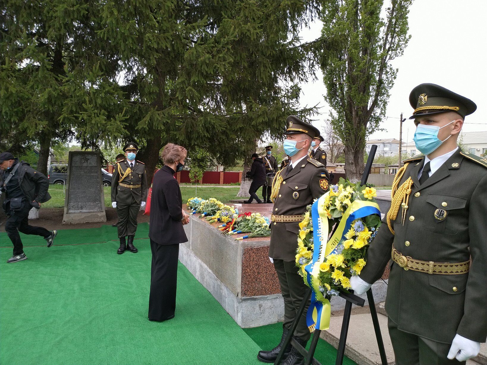 Посол Германии возложила цветы к монументу.