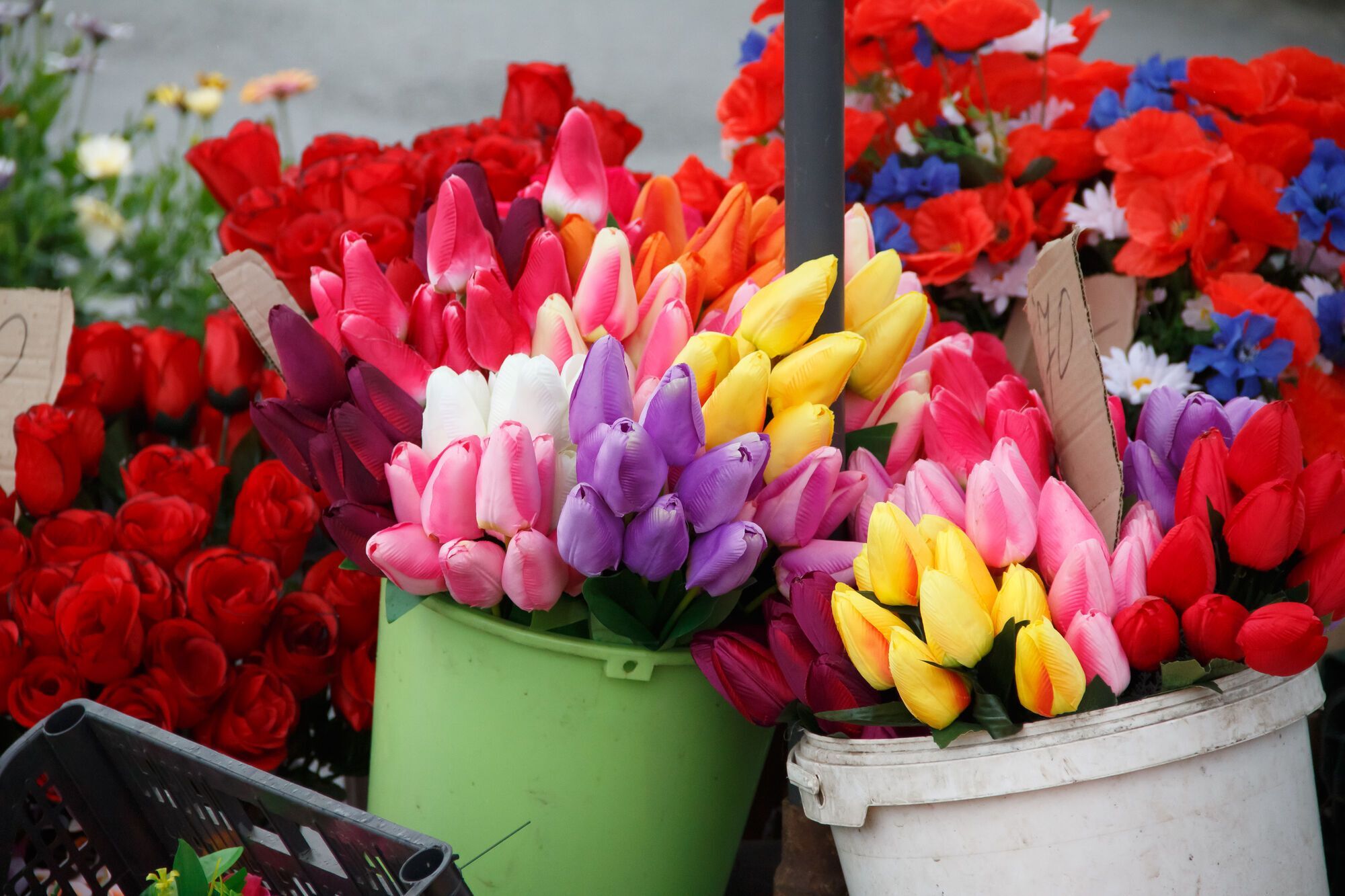 В Днепре провели очередной рейд незаконной стихийной торговли искусственными цветами и венками