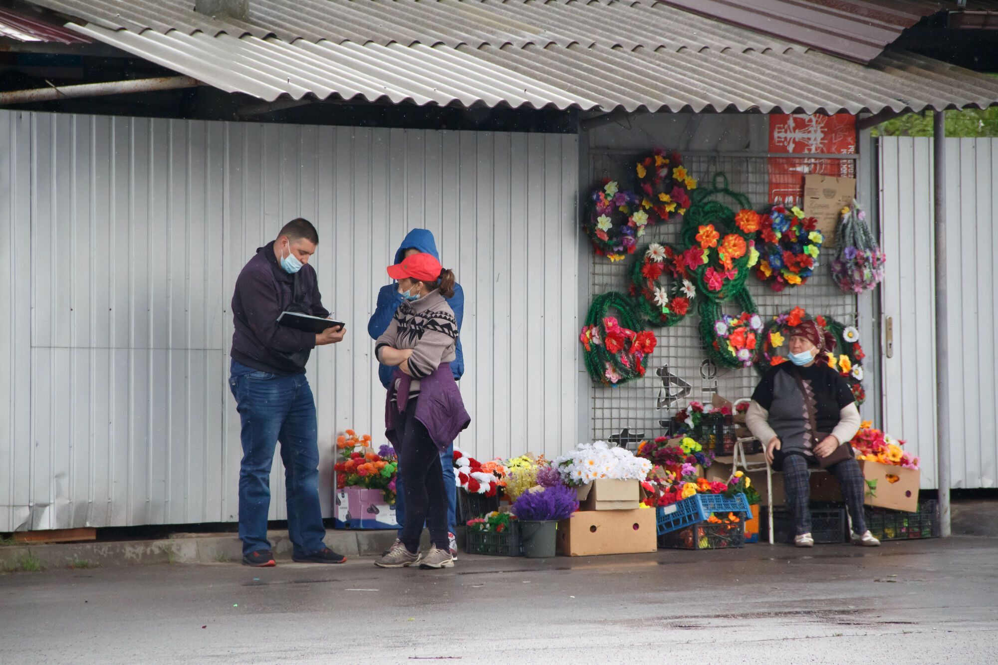В Днепре провели очередной рейд незаконной стихийной торговли искусственными цветами и венками
