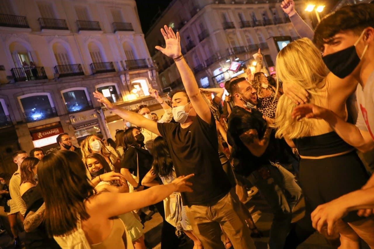 Гуляния после отмены ЧС в Испании