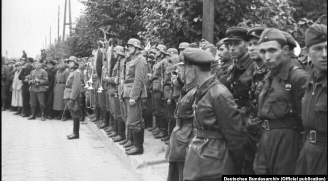 Під час спільного парад Вермахту і Червоної армії після вторгнення на територію Польщі військ Німеччини та СРСР. Брест, 22 вересня 1939 року