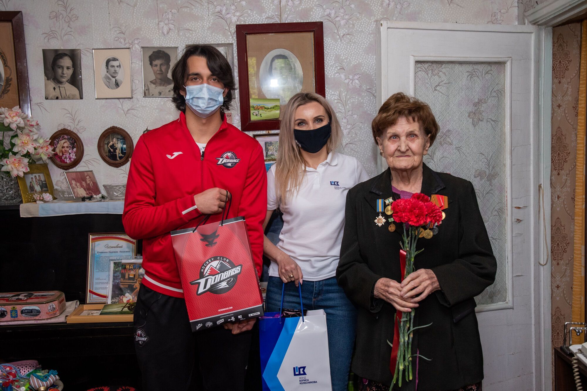 День Победы над нацизмом: ветеранов на Донбассе поздравили благотворители и спортсмены