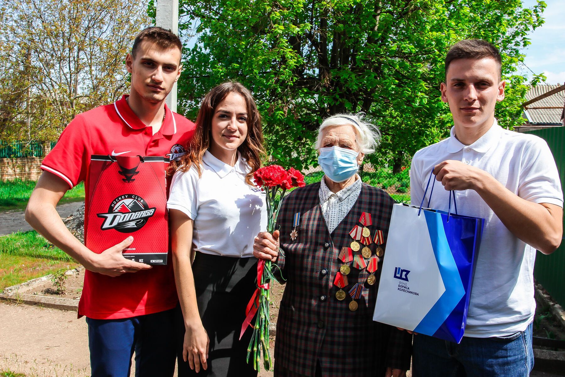 День Победы над нацизмом: ветеранов на Донбассе поздравили благотворители и спортсмены