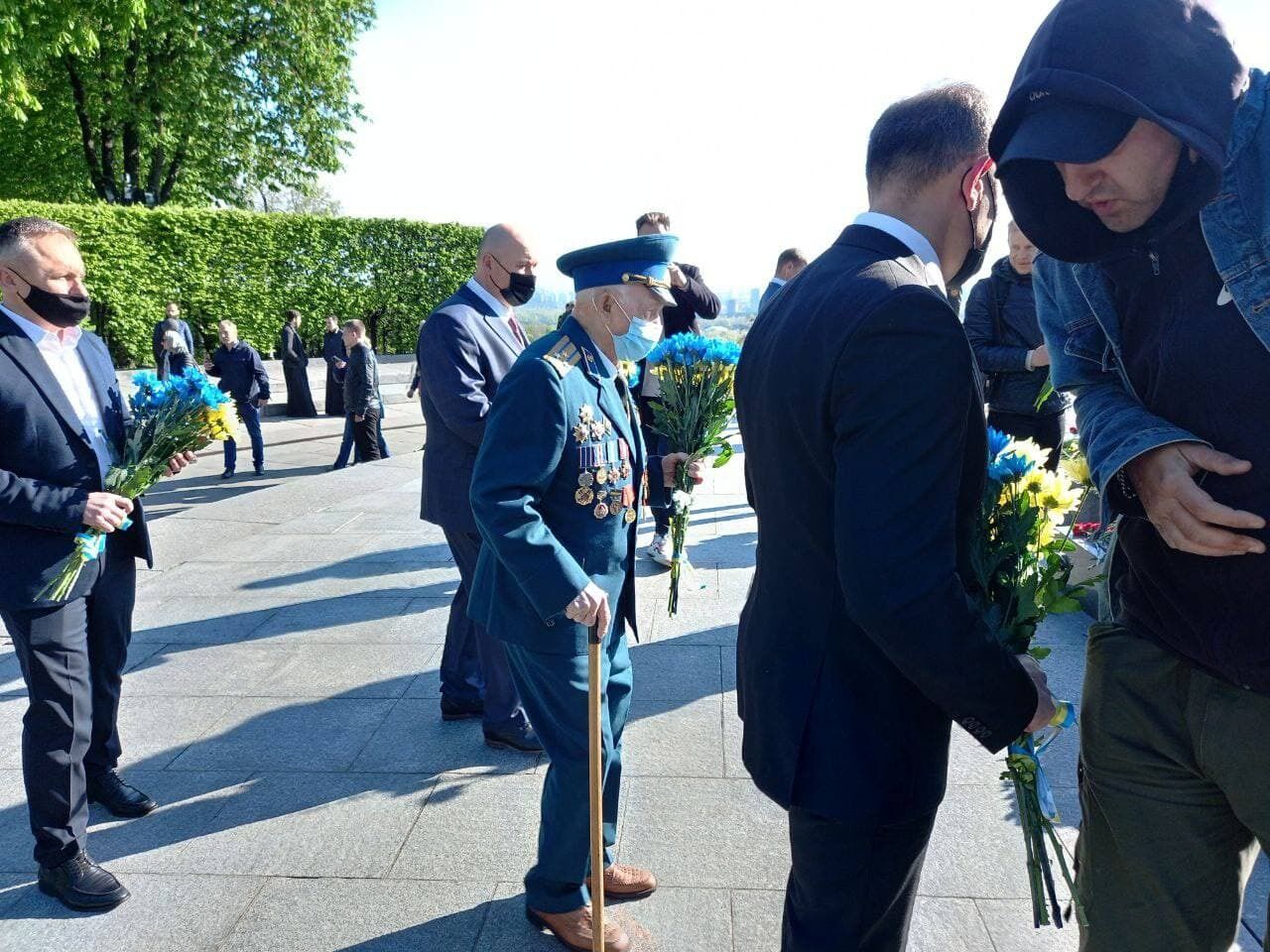 Почитить память погибших пришли ветераны войны.