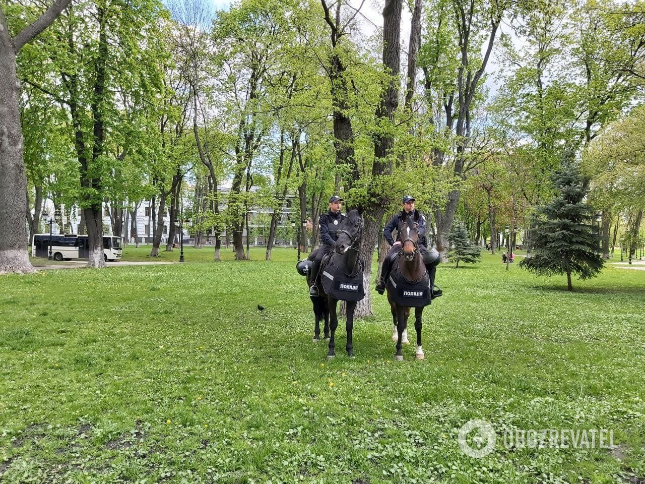 В Мариинском парке дежурила конная полиция.
