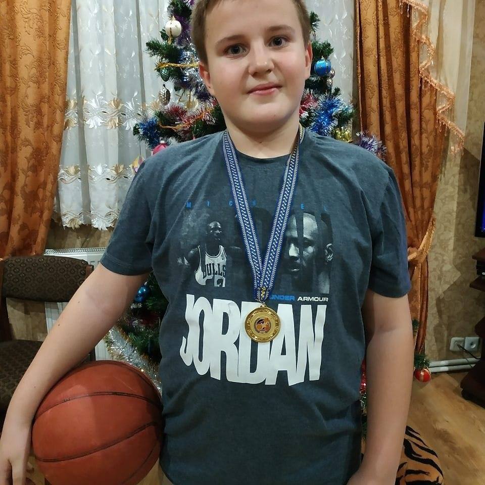 Андрей Тарасюк любит баскетбол и ездит на соревнования