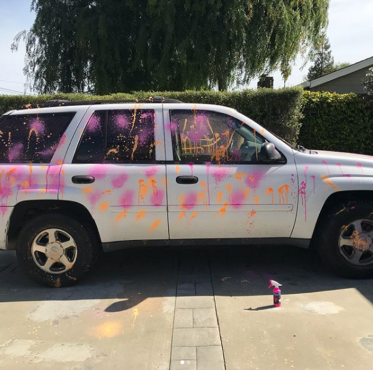 Діти прикрасили автомобіль.