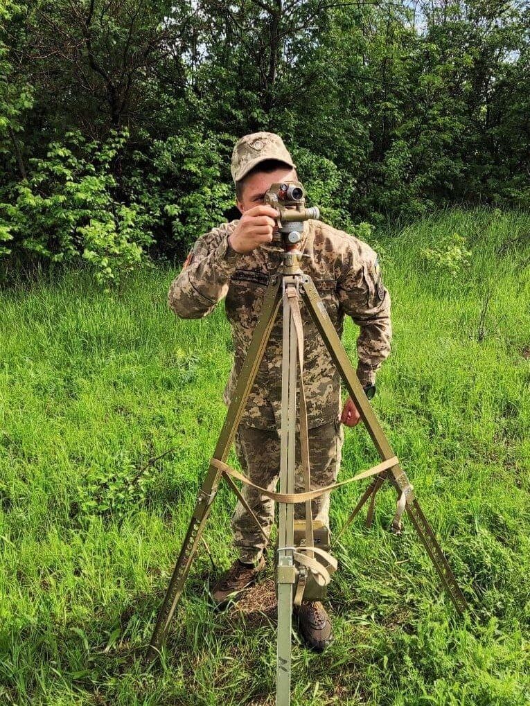 Воин-артиллерист ВСУ на учениях в зоне ООС
