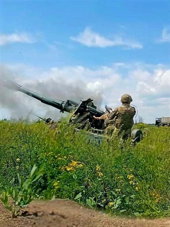 Воин-артиллерист ВСУ оттачивает свое мастерство на полигоне в зоне ООС