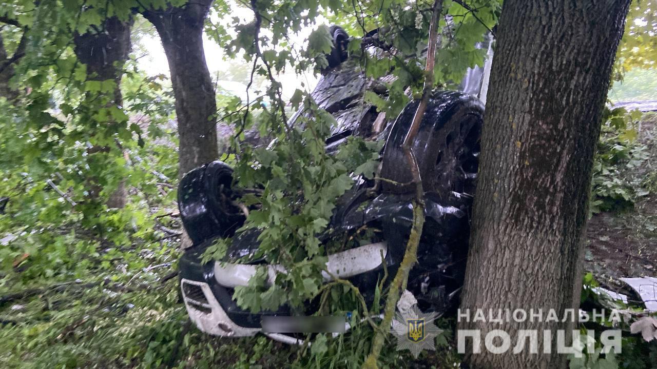 Под Николаевом 16-летний парень разбил BMW: в ДТП пострадали подростки. Фото