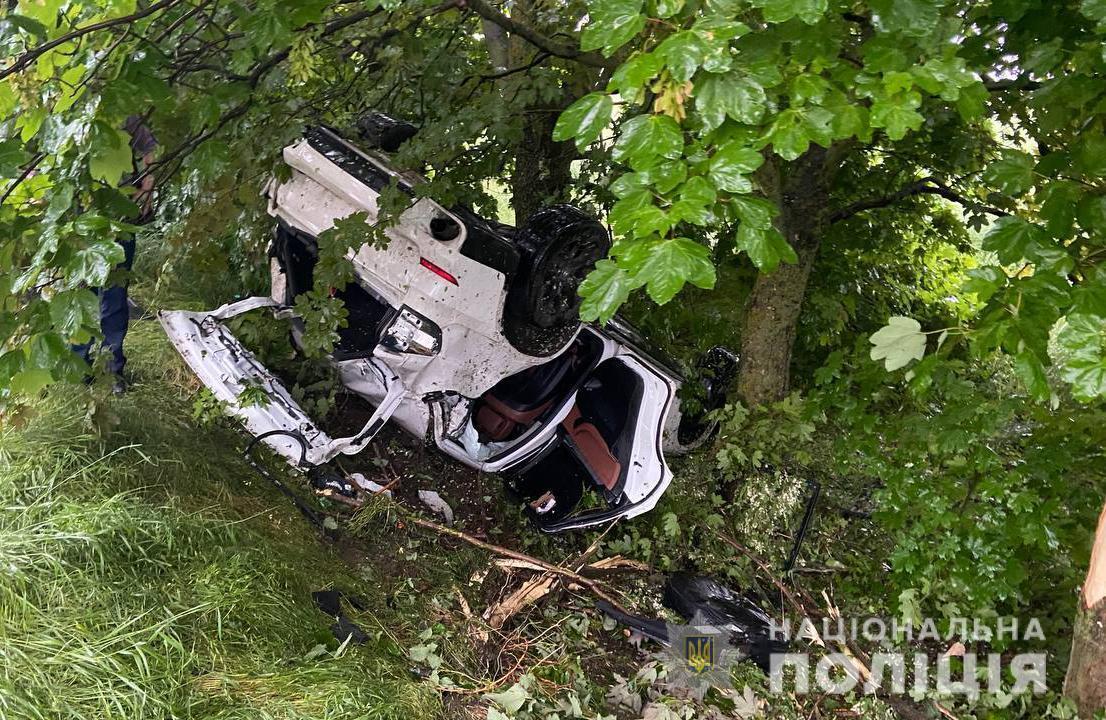 Под Николаевом 16-летний парень разбил BMW: в ДТП пострадали подростки. Фото