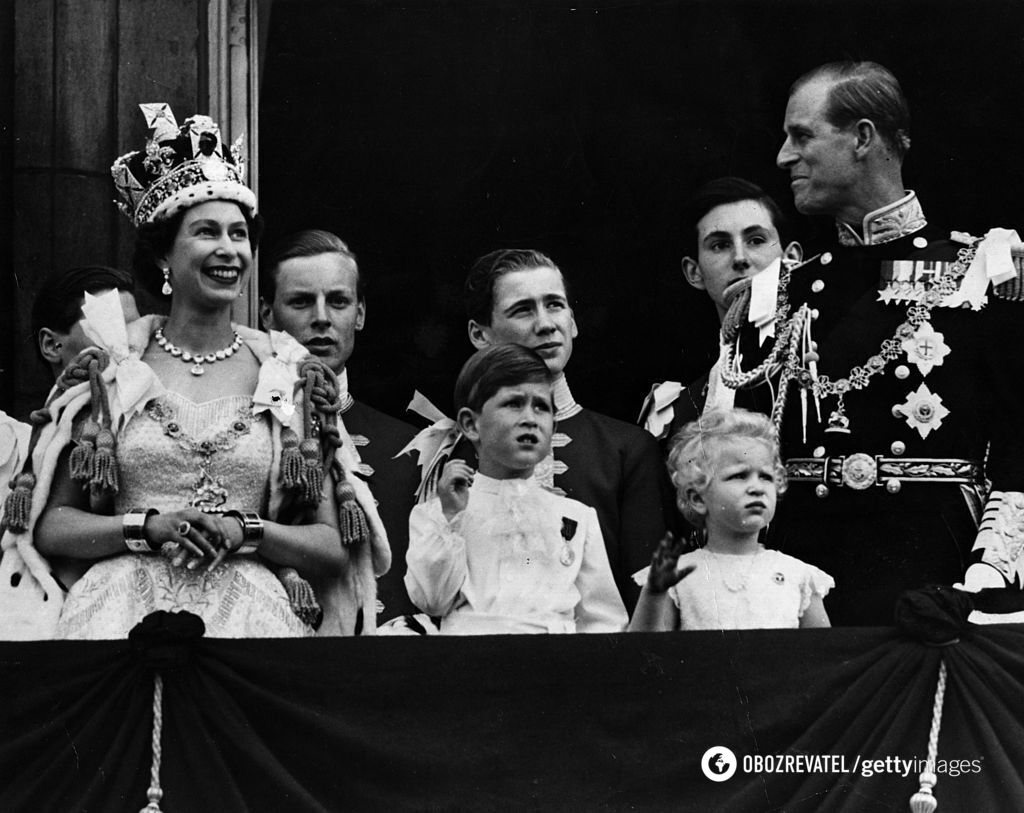 Елизавета II, герцог Эдинбургский и принц Чарльз на балконе Букингемского дворца