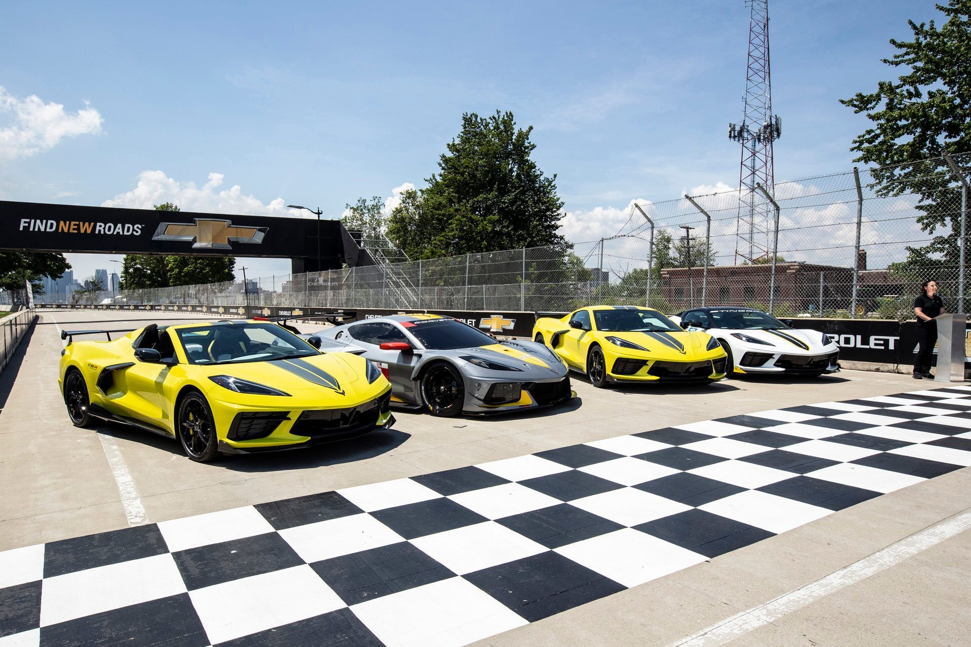 Автомобиль будет предложен только в двух цветовых схемах – желтым кузовом Accelerate Yellow с серым полосами и серым кузовом Hypersonic Gray с желтым декором