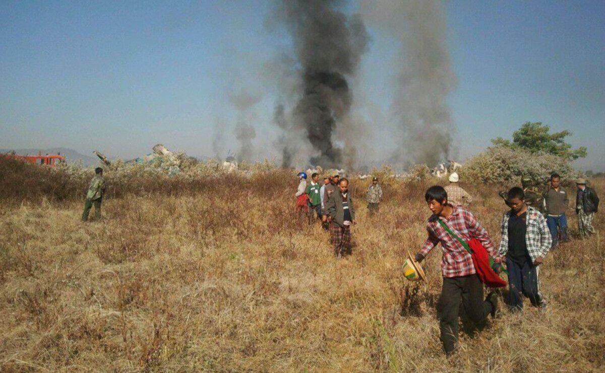 В Мьянме разбился самолет с военными и монахами: погибли 13 человек
