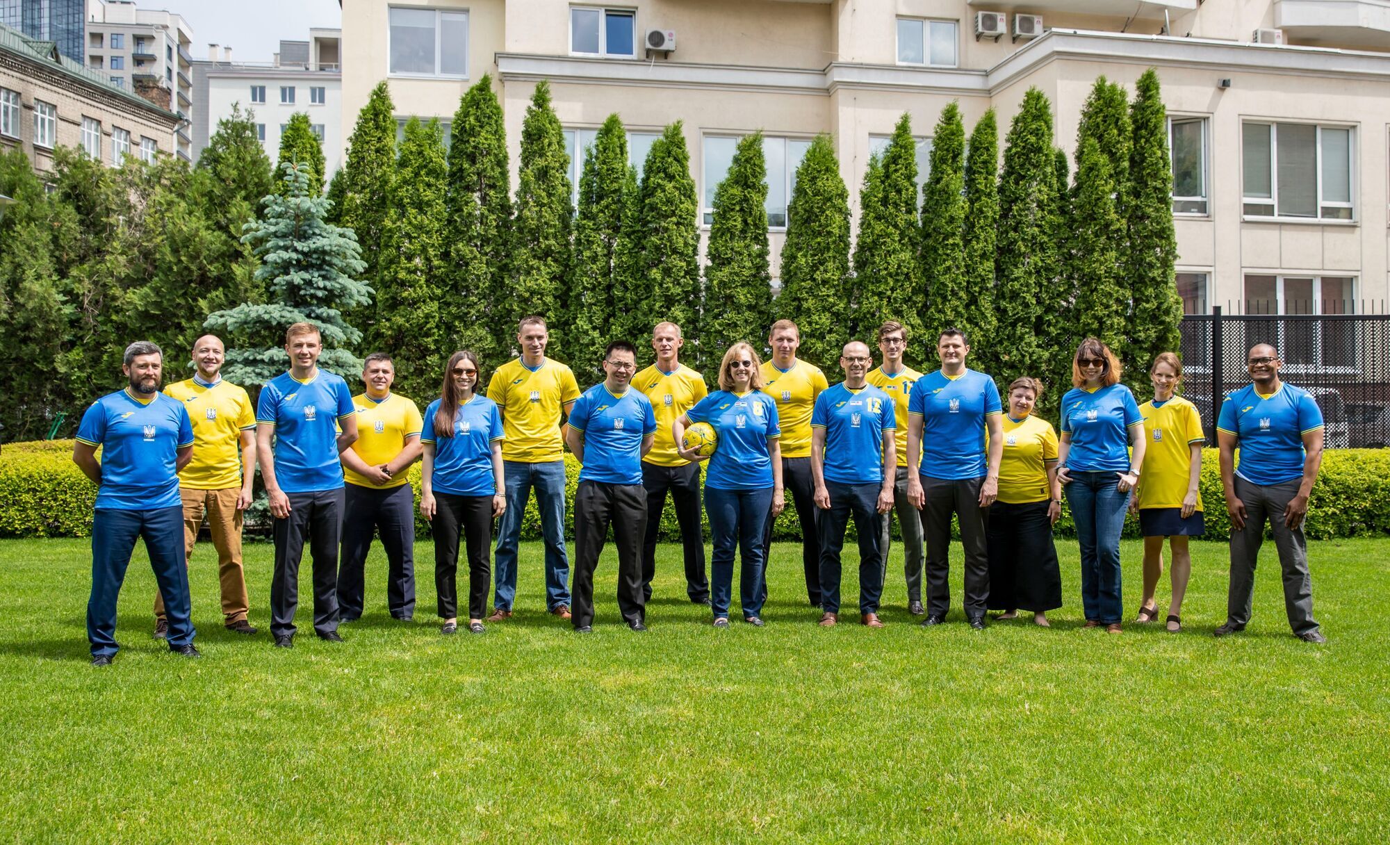 Співробітники посольства знялися у фотосесії на підтримку України