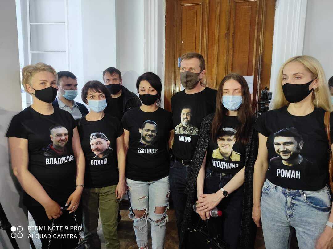 Жены убитых пришли в суд с их фото на футболках