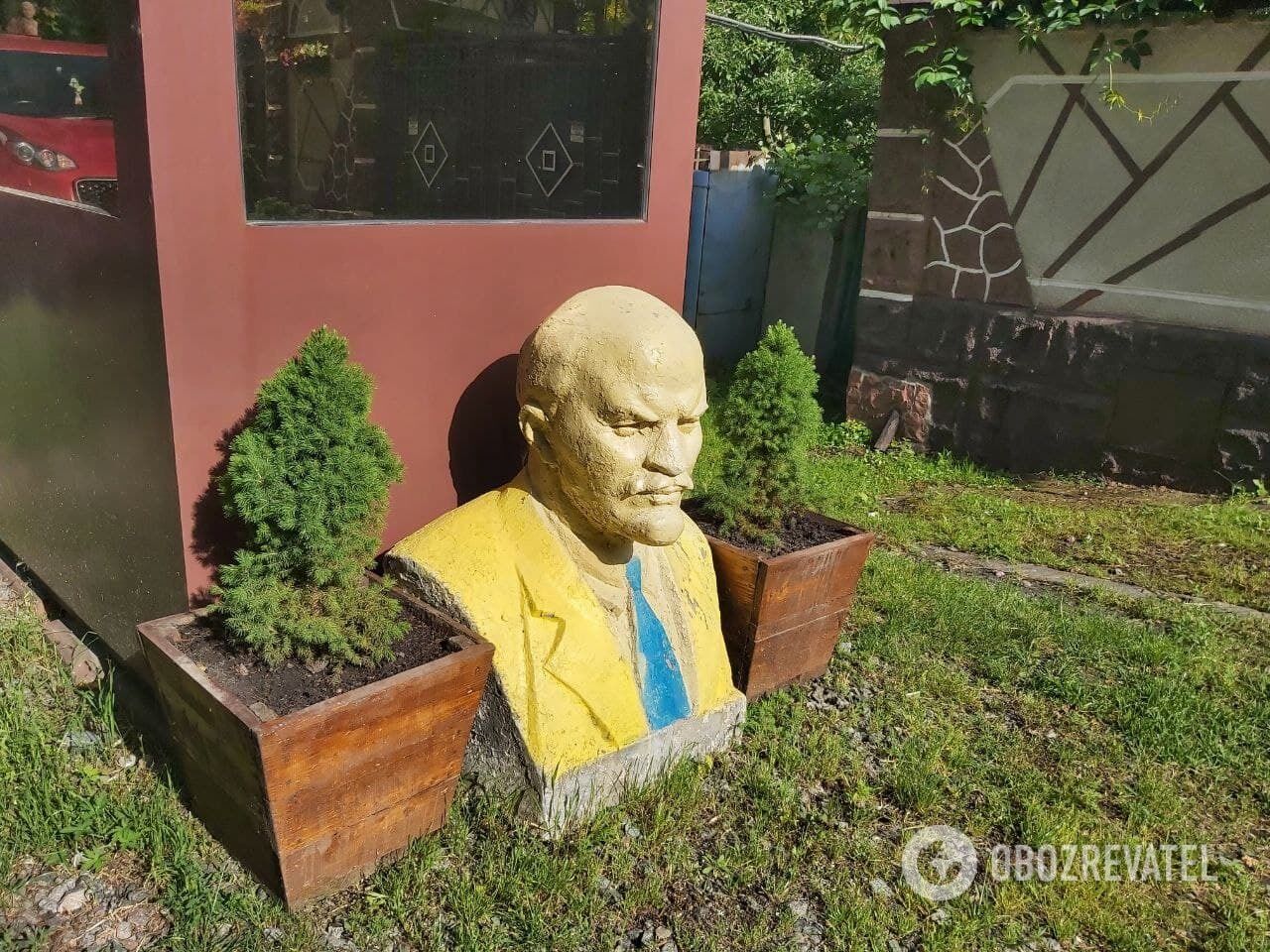 Разрисованный в сине = желтый цвет памятник Владимиру Ленину