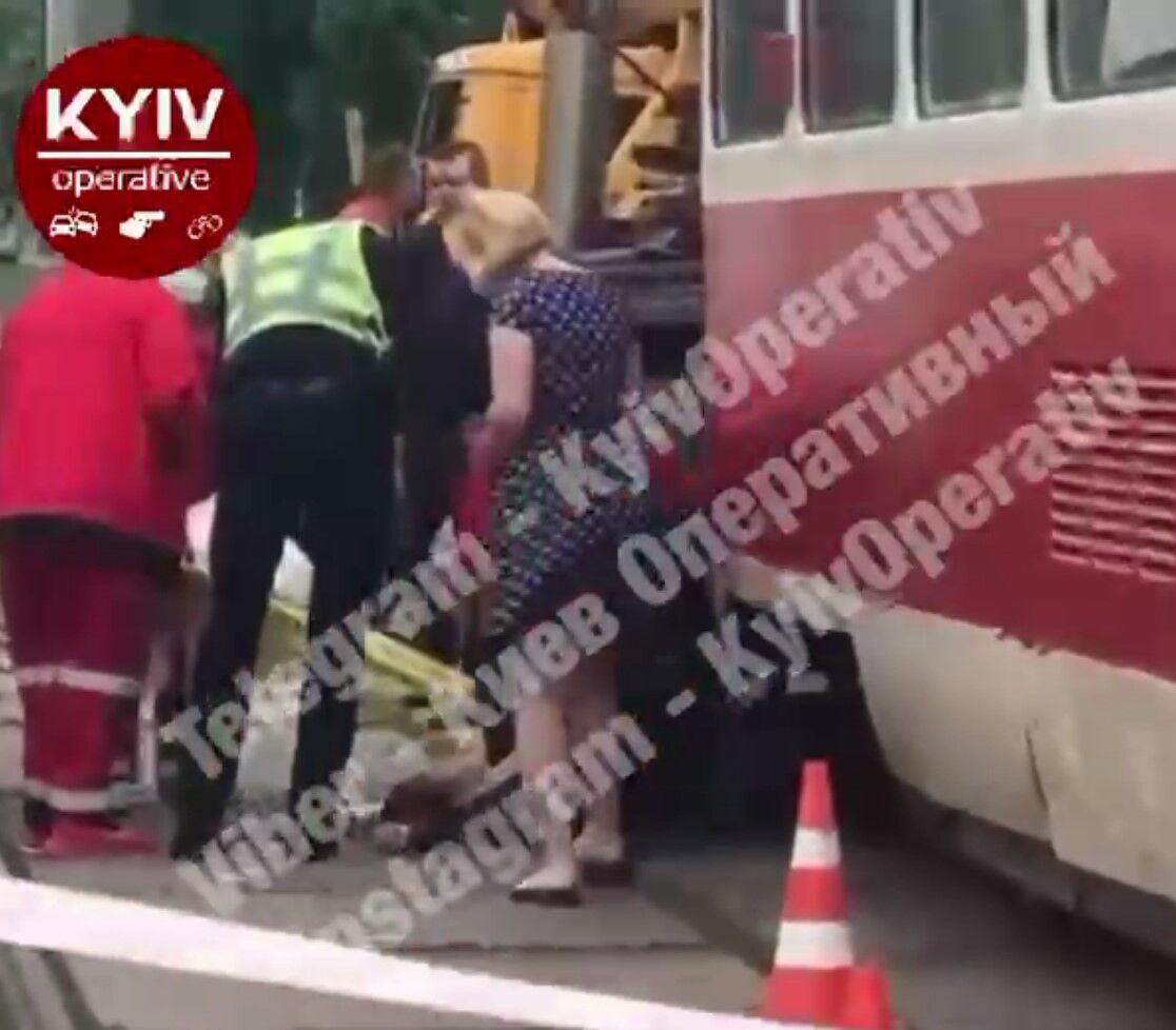 У Києві жінка потрапила під колеса трамвая.