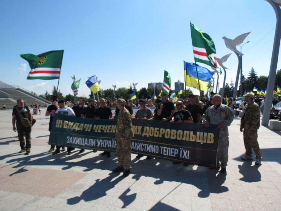 Участники несли флаги Украины и баннеры с надписями в поддержку полка "Азов"