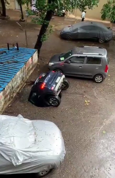 Рядом были припаркованы еще две машины, которые не пострадали