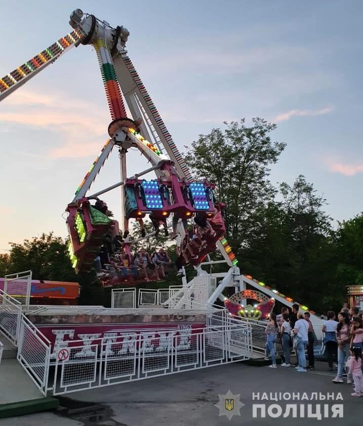 На атракціоні під час катання відкрилися кріплення безпеки і піднялася огорожа