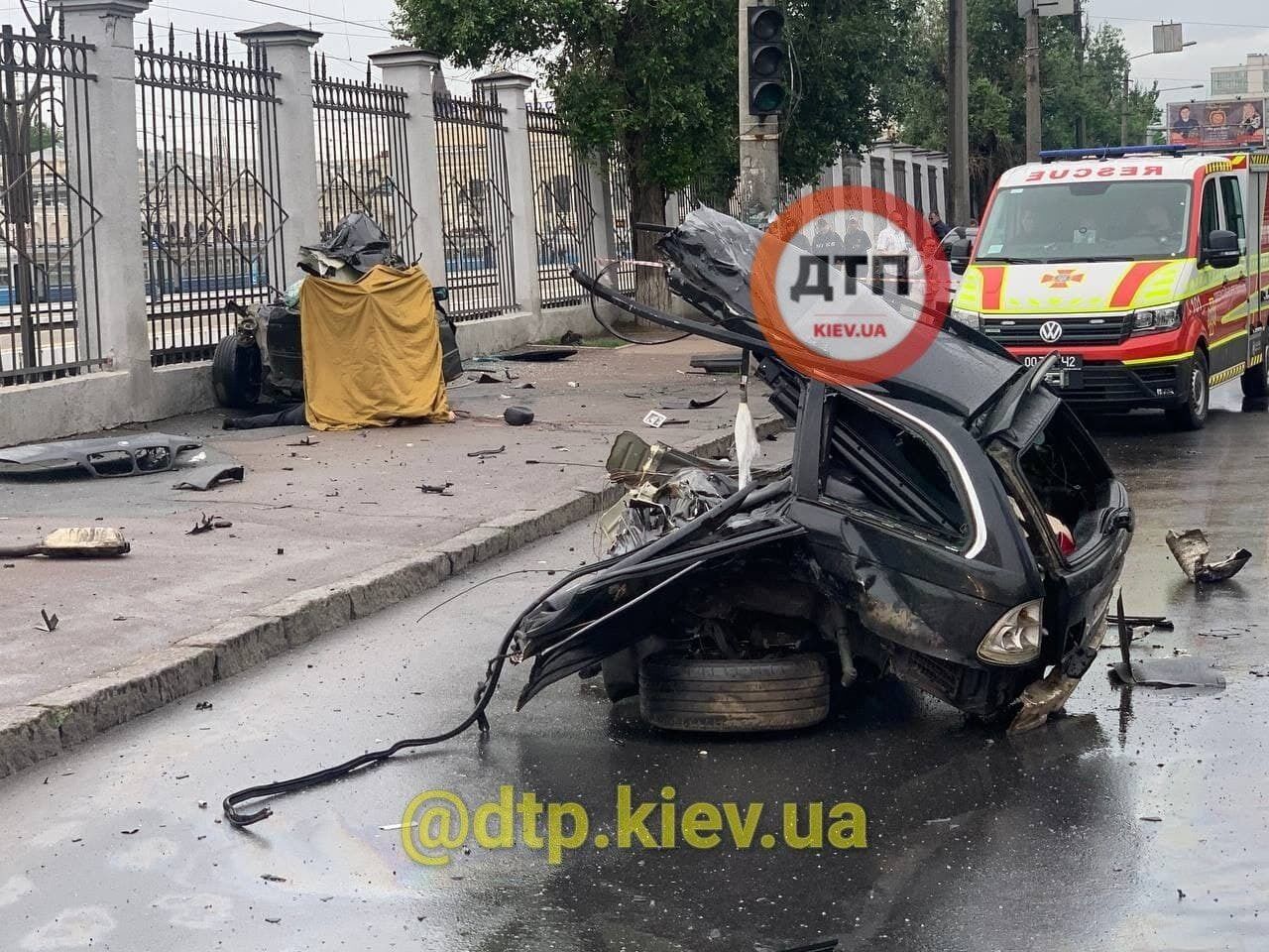 Водитель и пассажир авто погибли