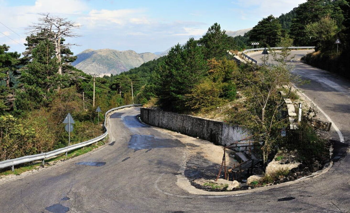 В Албании очень узкие и извилистые дороги в горах