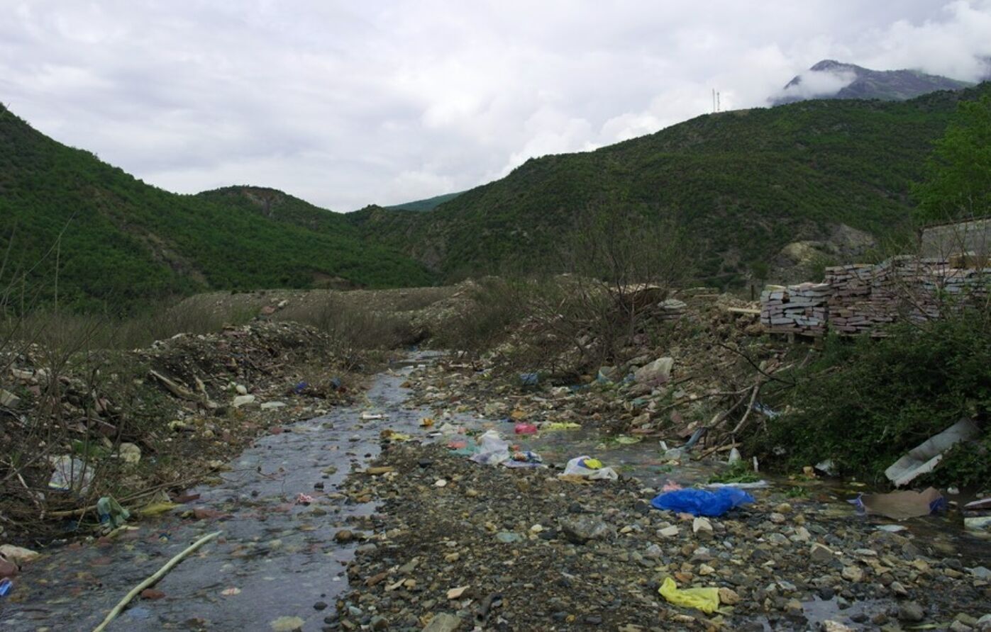В Албании очень много мусора