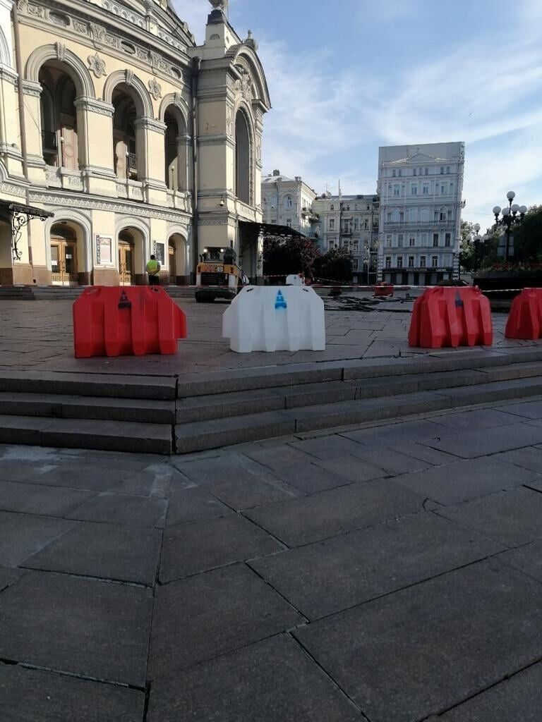 На Театральной площади в Киеве стартовал ремонт по программе "Большая стройка"