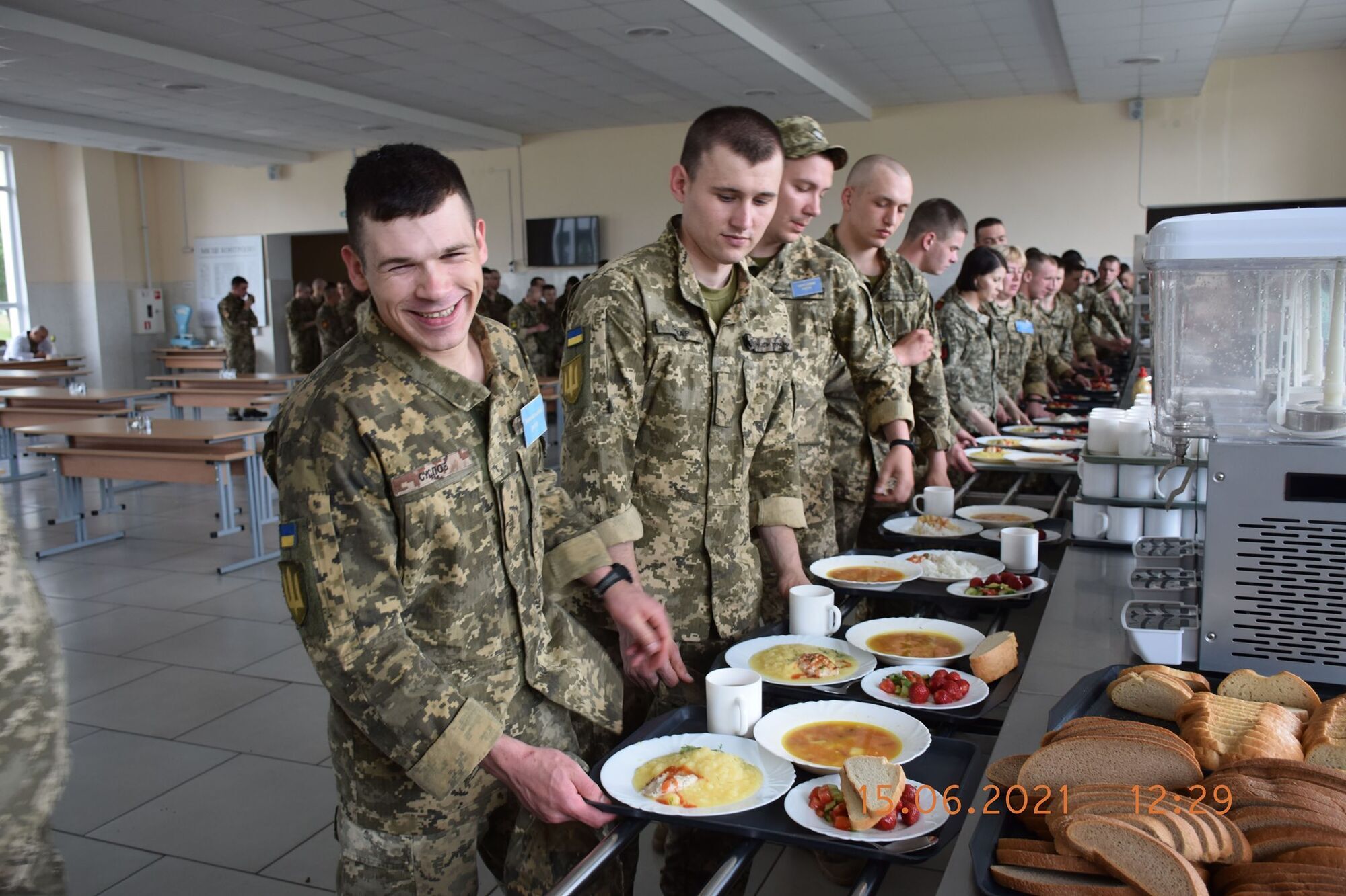 Солдати в черзі за обідом