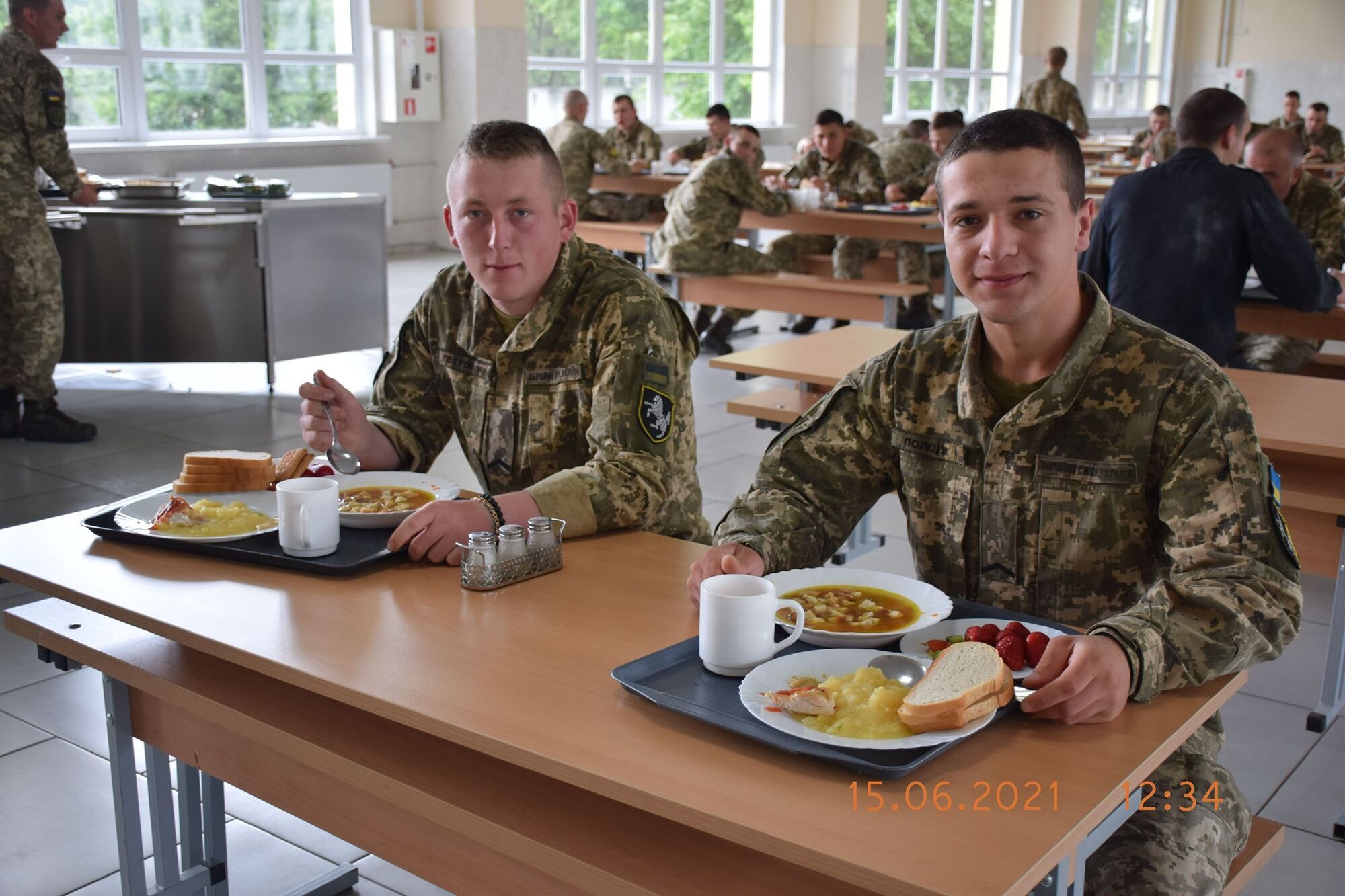 Військовослужбовці в їдальні