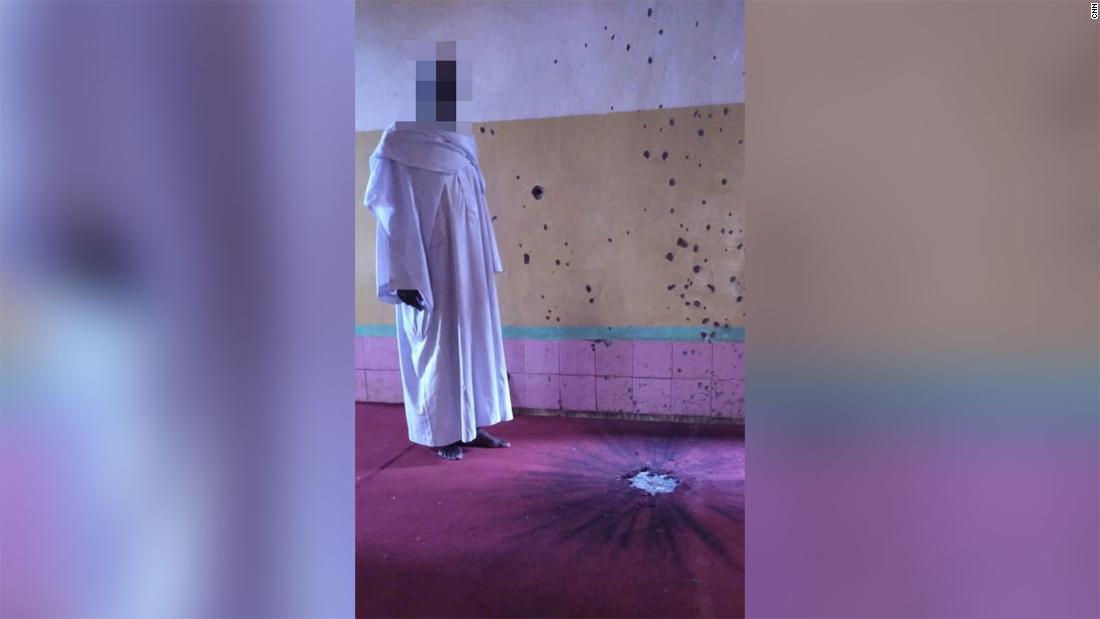 Діри від куль видно всередині мечеті Аль-Таква в Бамбарі