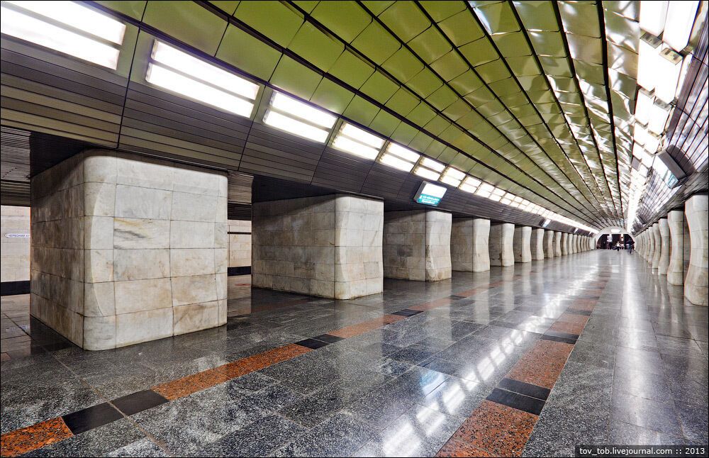 Станция выполнена в спокойных тонах, лаконично и без излишних декоративных элементов.