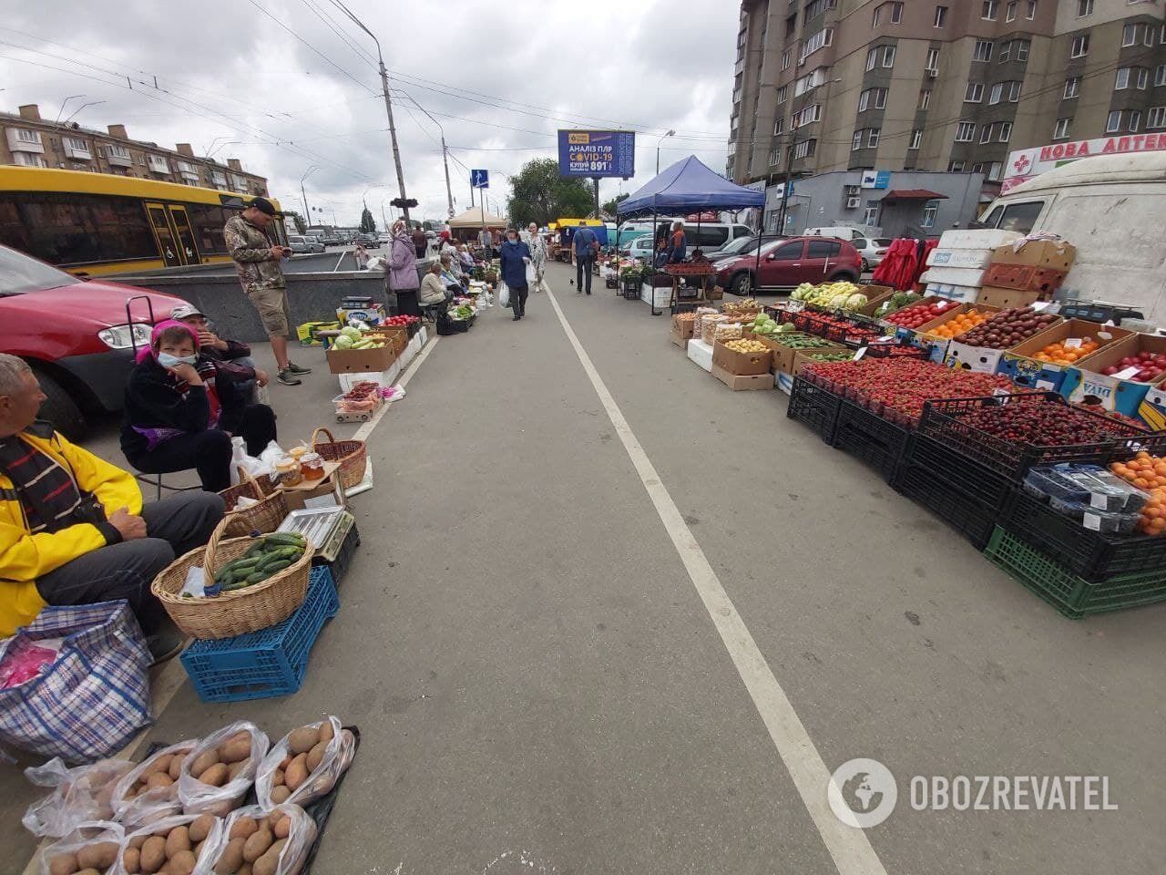 На розкладках купувати фрукти й овочі небезпечно.