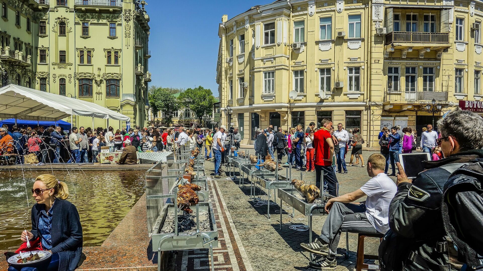 В Одессе временно запретили купаться в море.