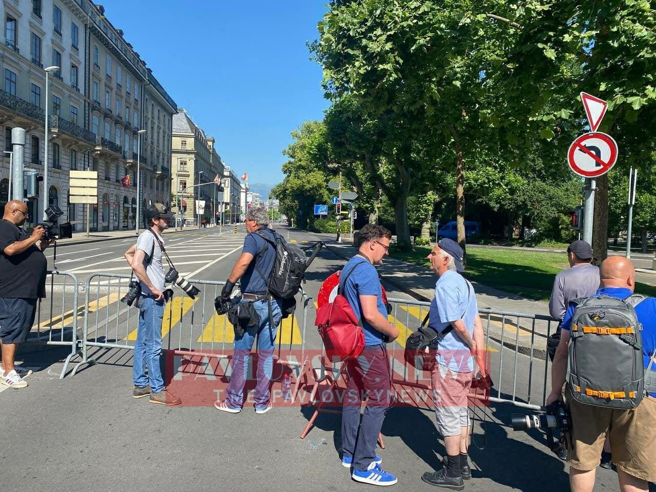 Байдена и Путина встречают журналисты.