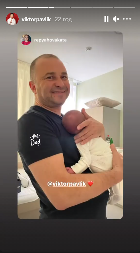Виктор Павлик с новорожденным сыном