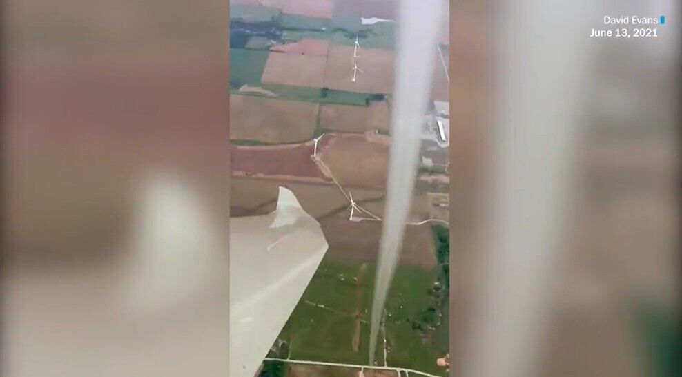 Пілот показав торнадо.