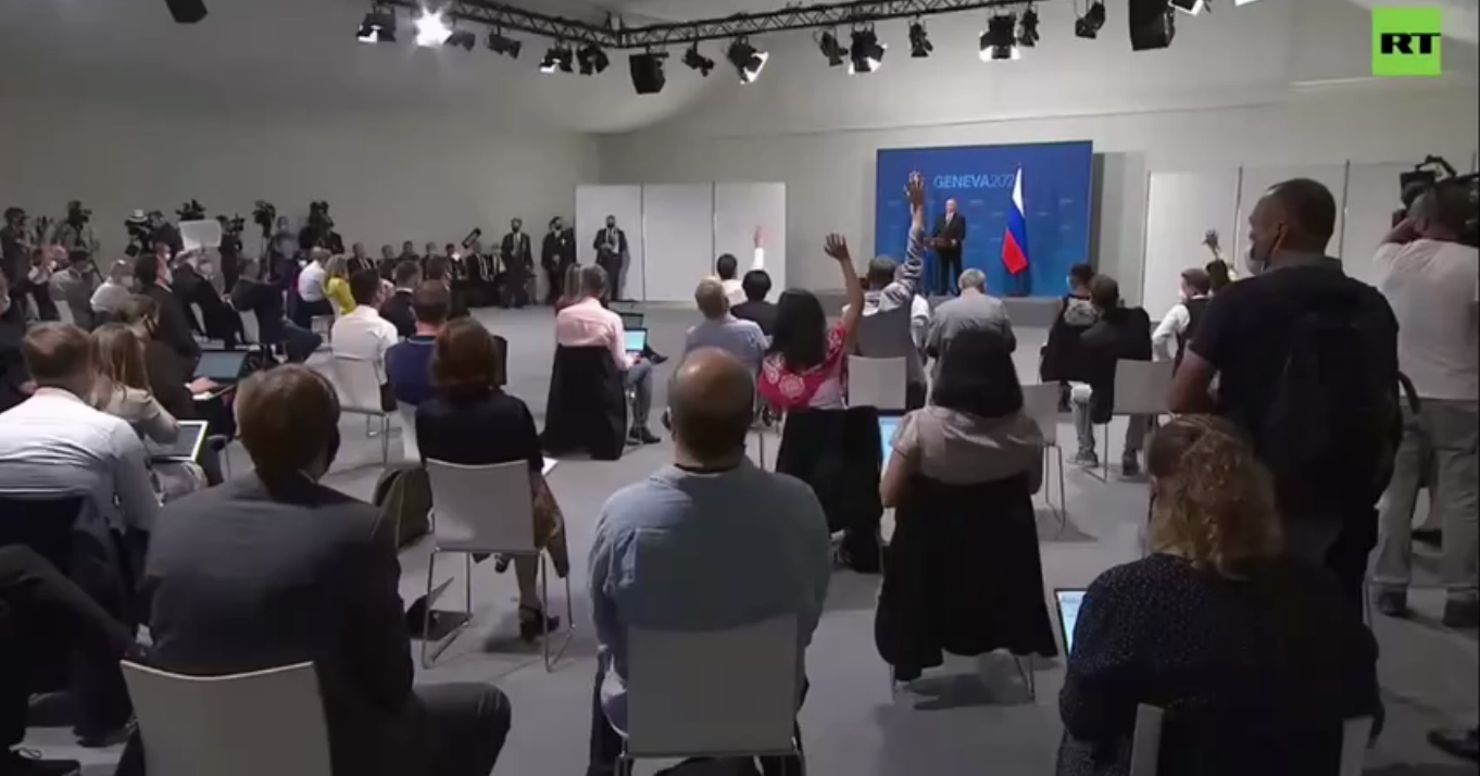 Журналісти піднімали руки, щоб озвучити свої питання