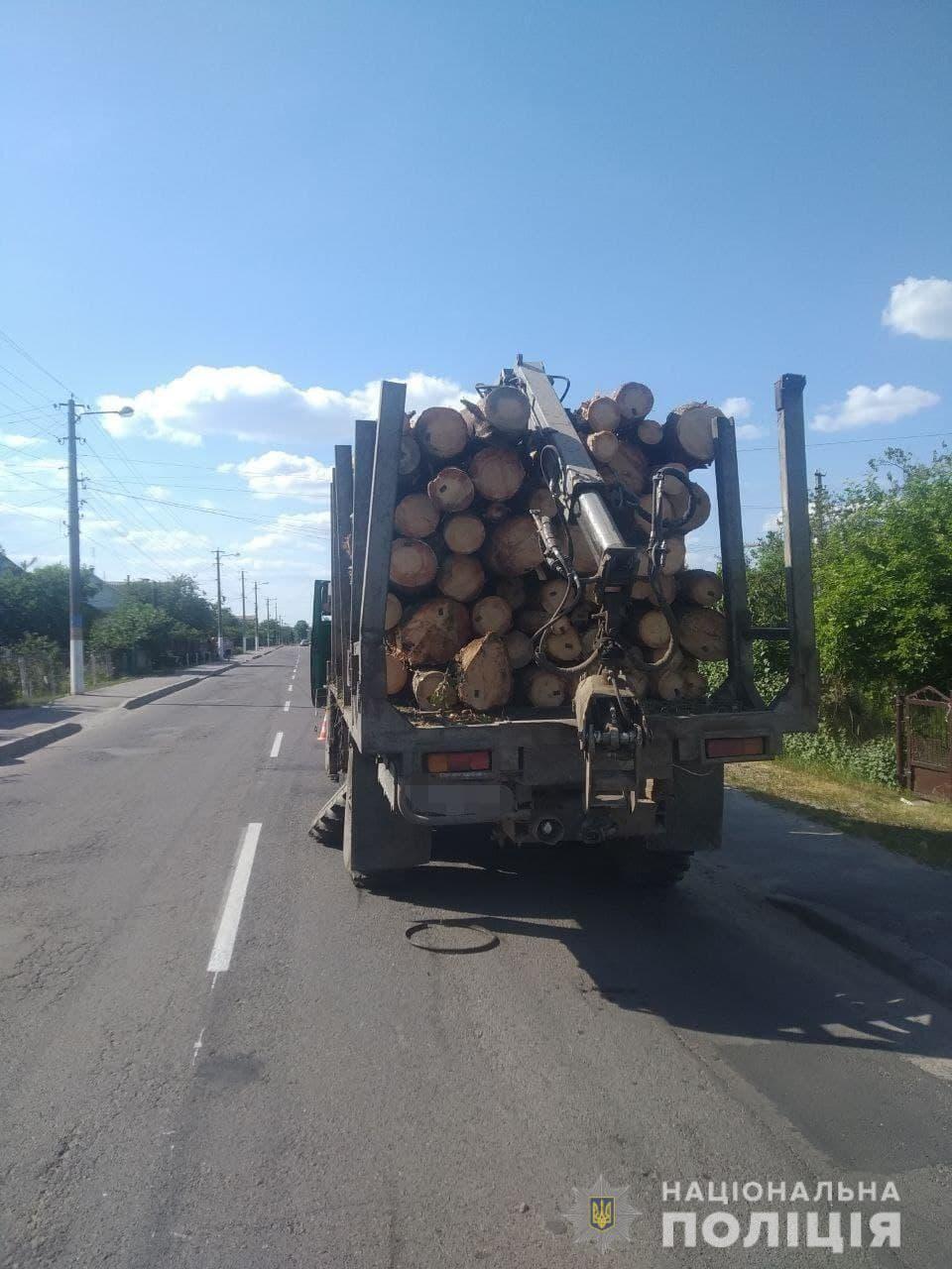 Грузовик перевозил древесину