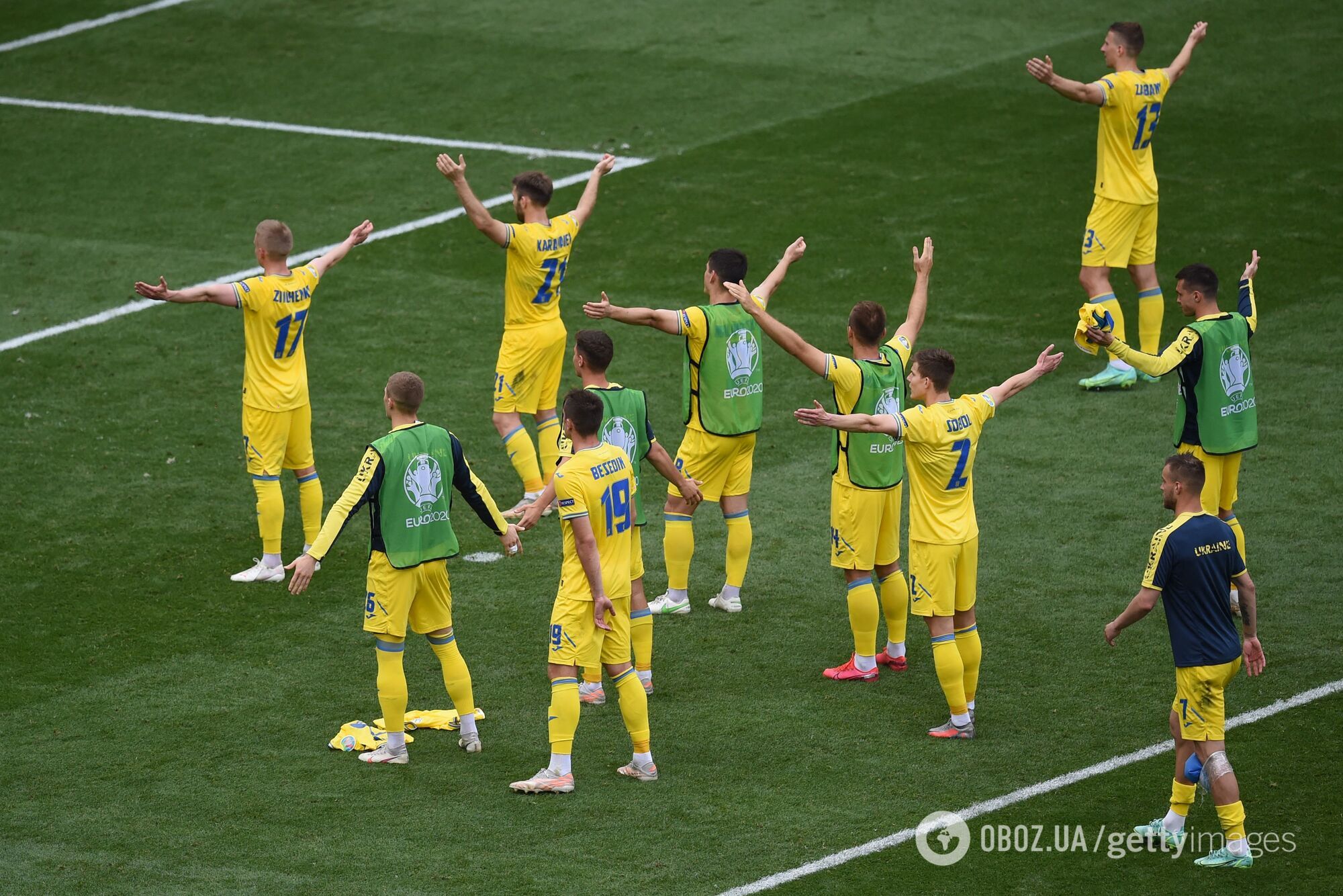 Футболисты сборной Украины благодарят фанатов.